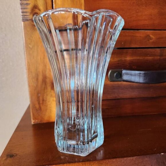 Flower vase thick glass flared tulip shape textured - Picture 1 of 3